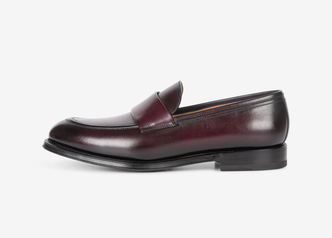 Bourgundy loafer with band in hand-aged leather