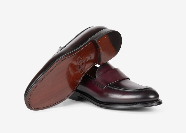 Bourgundy loafer with band in hand-aged leather
