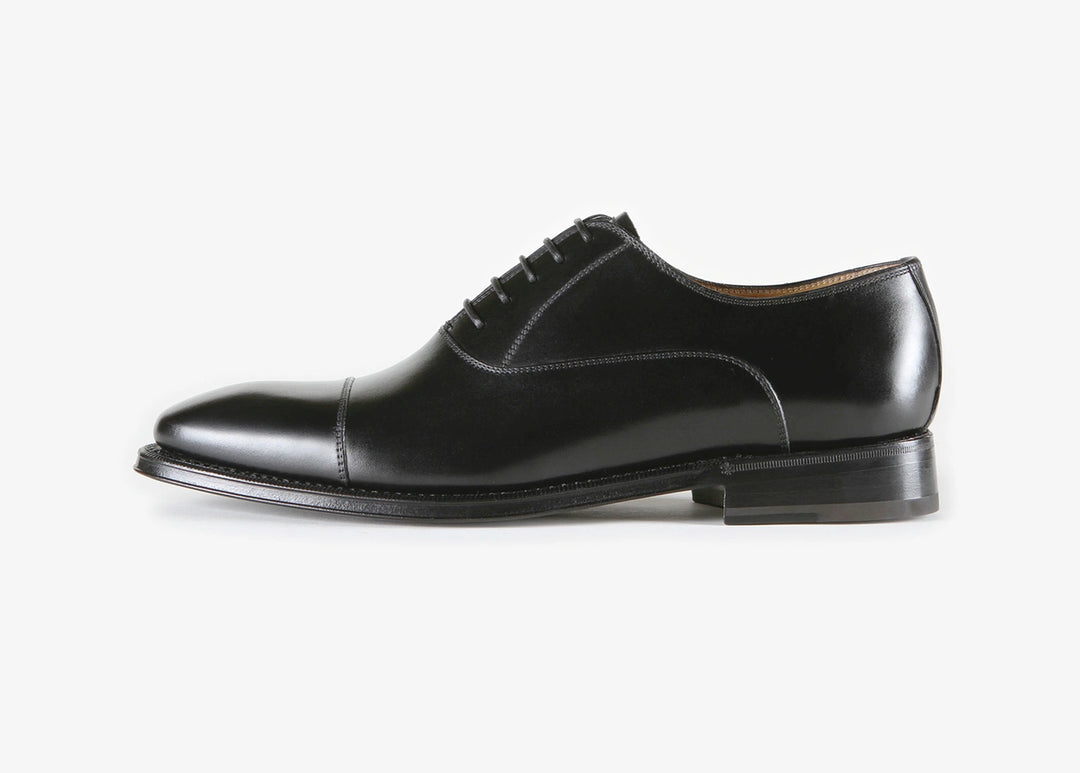 Scarpa modello Oxford con puntale nera in vitello e suola in cuoio. Fodera vitello beige
