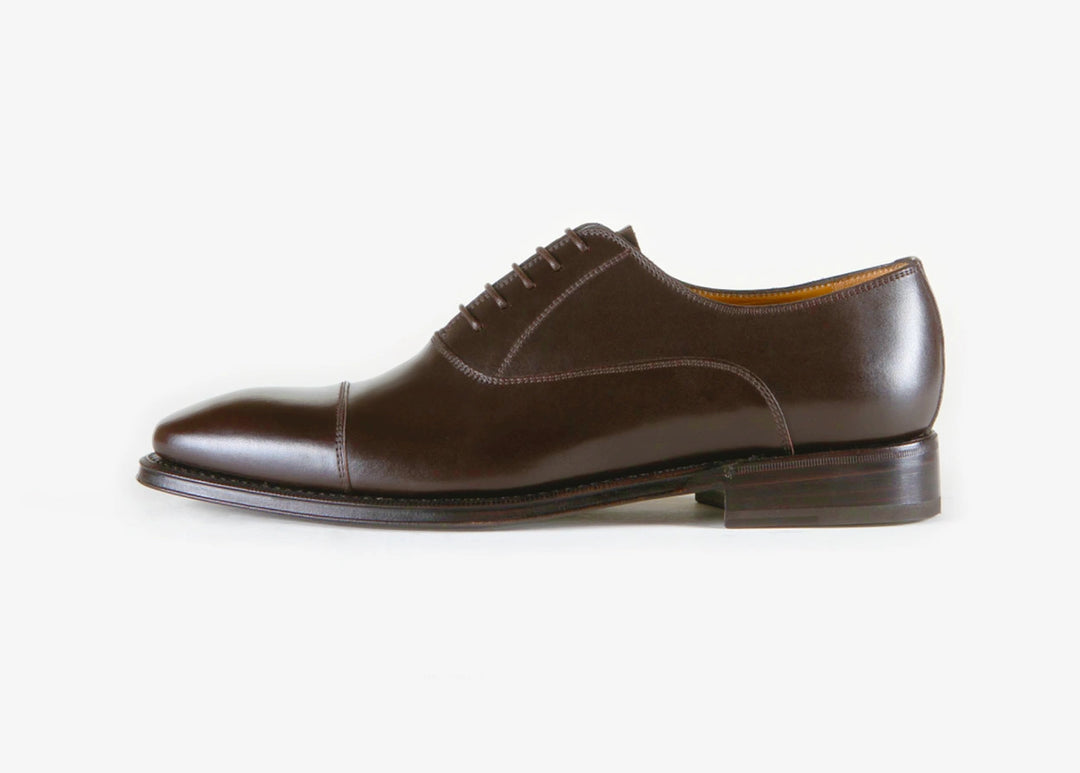 Scarpa Oxford classica in vitello, con suola in cuoio. Adatto per tutte le stagioni