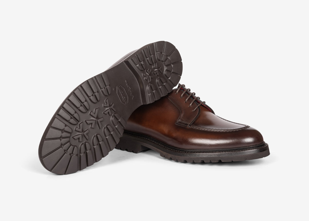 Tobacco hand-aged derby with stitching on the apron