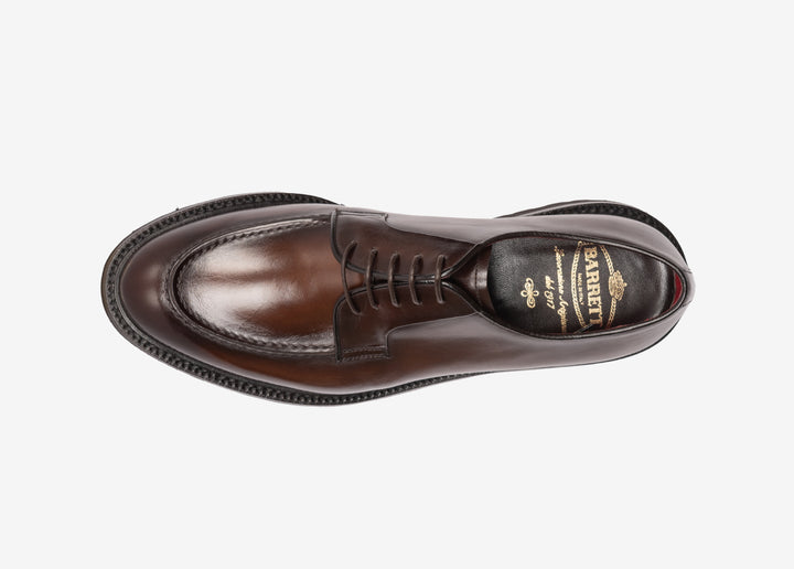 Tobacco hand-aged derby with stitching on the apron