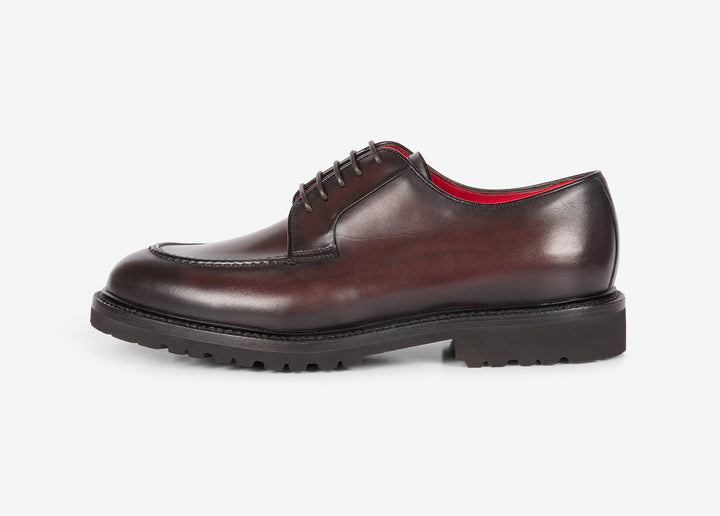 Bordeaux hand-aged derby with stitching on the apron
