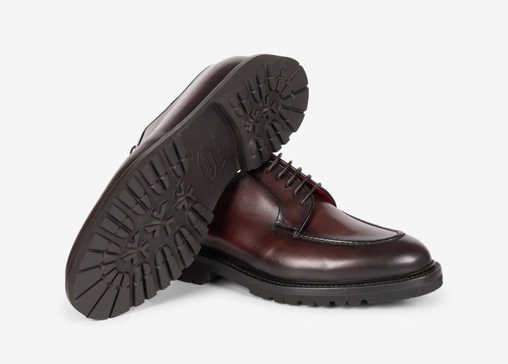 Bordeaux hand-aged derby with stitching on the apron