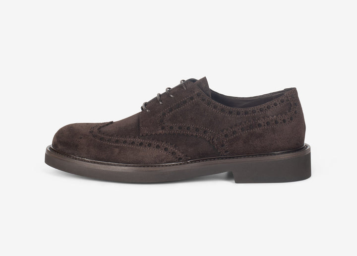 Derby in suede marrone con brogues