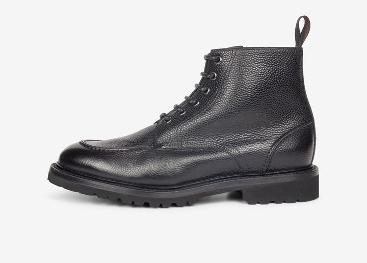 Boots with laces in grained black leather