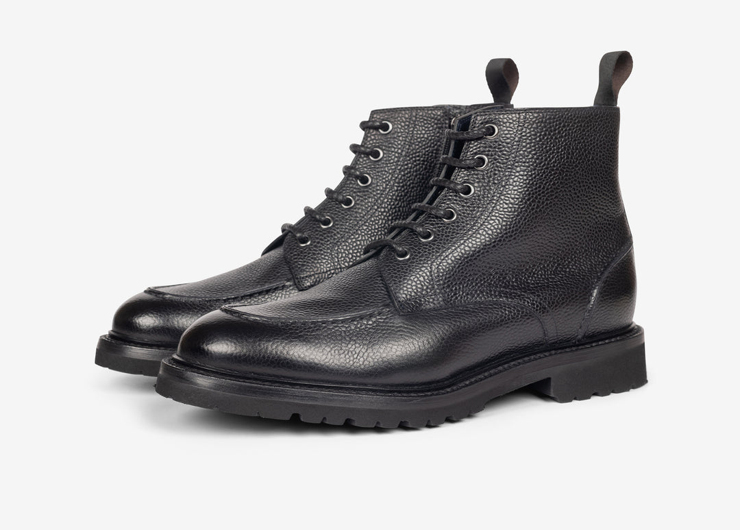 Boots with laces in grained black leather