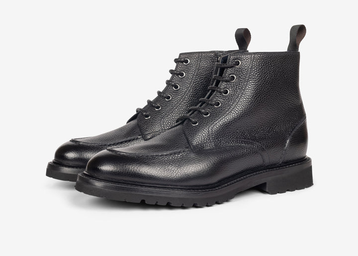 Boots with laces in grained black leather