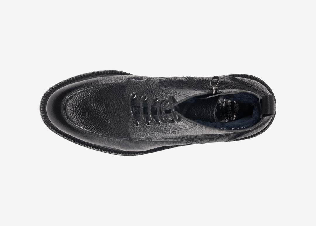 Boots with laces in grained black leather