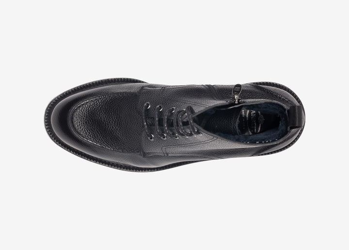 Boots with laces in grained black leather