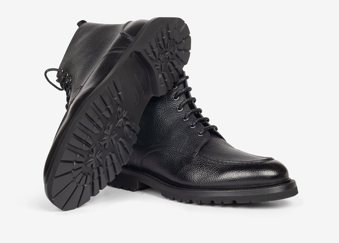 Boots with laces in grained black leather