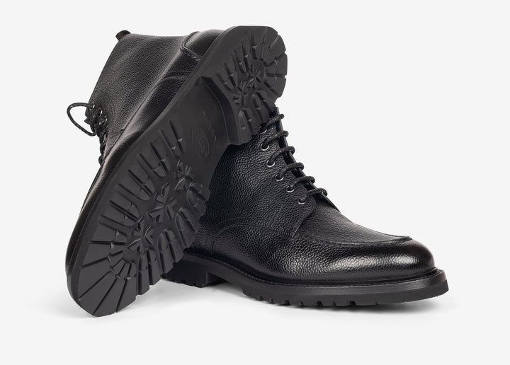 Boots with laces in grained black leather