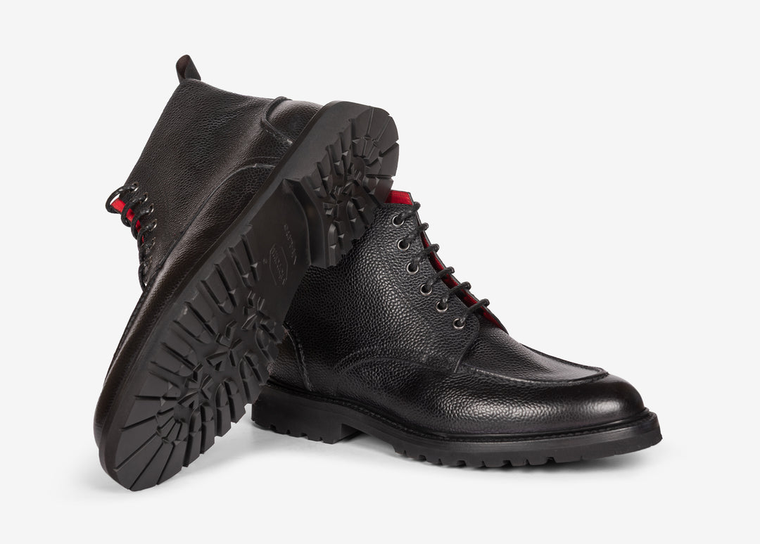 Boots with laces in grained black leather