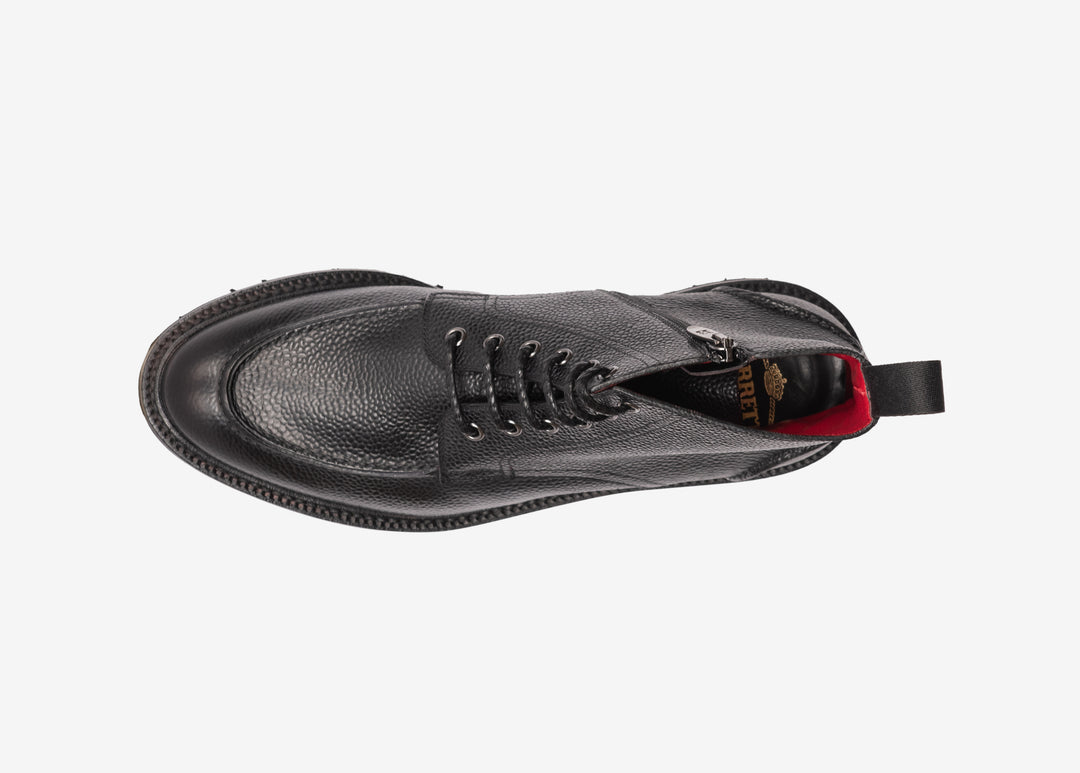 Boots with laces in grained black leather