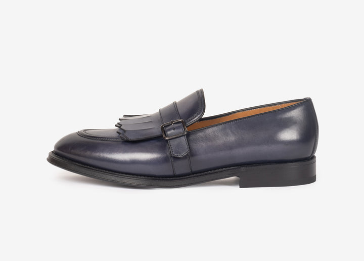 Hand-aged loafer with fringe and buckle