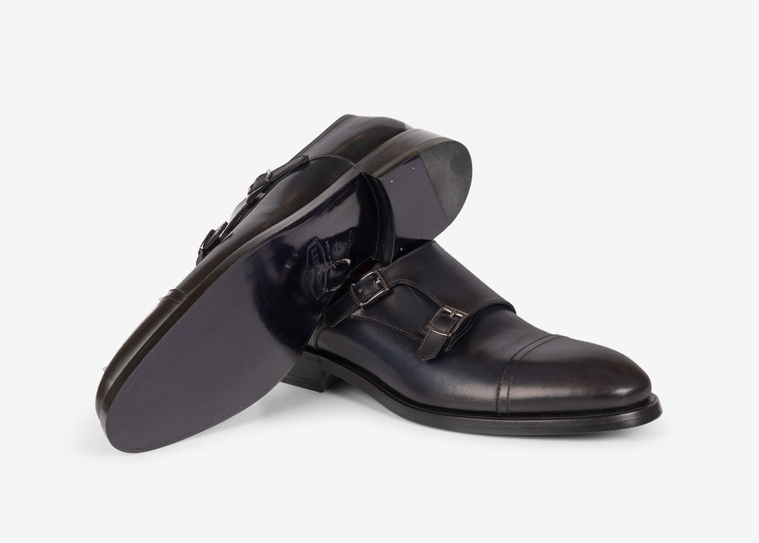 Double buckle model with toe cap in blue leather