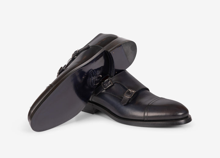 Double buckle model with toe cap in blue leather