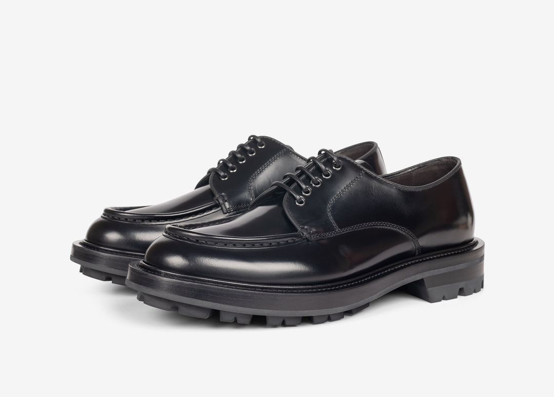 Derby nero con cuciture sulla vaschetta