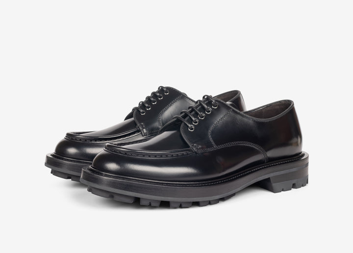 Derby nero con cuciture sulla vaschetta