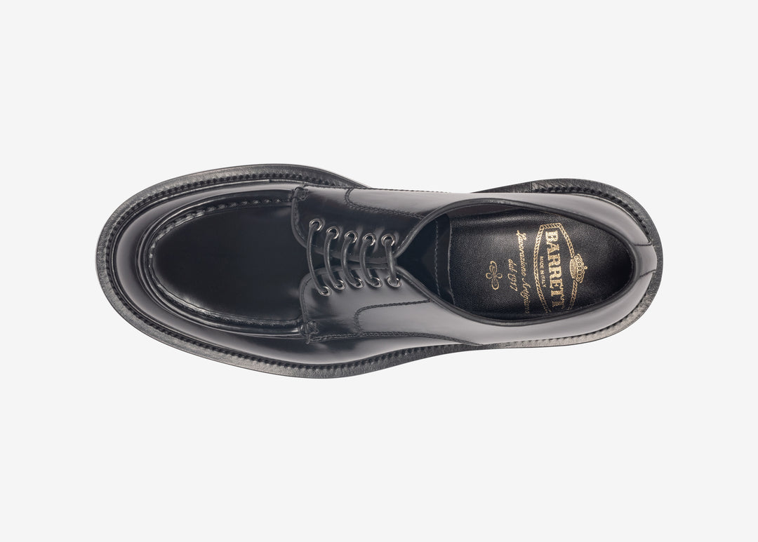 Derby nero con cuciture sulla vaschetta