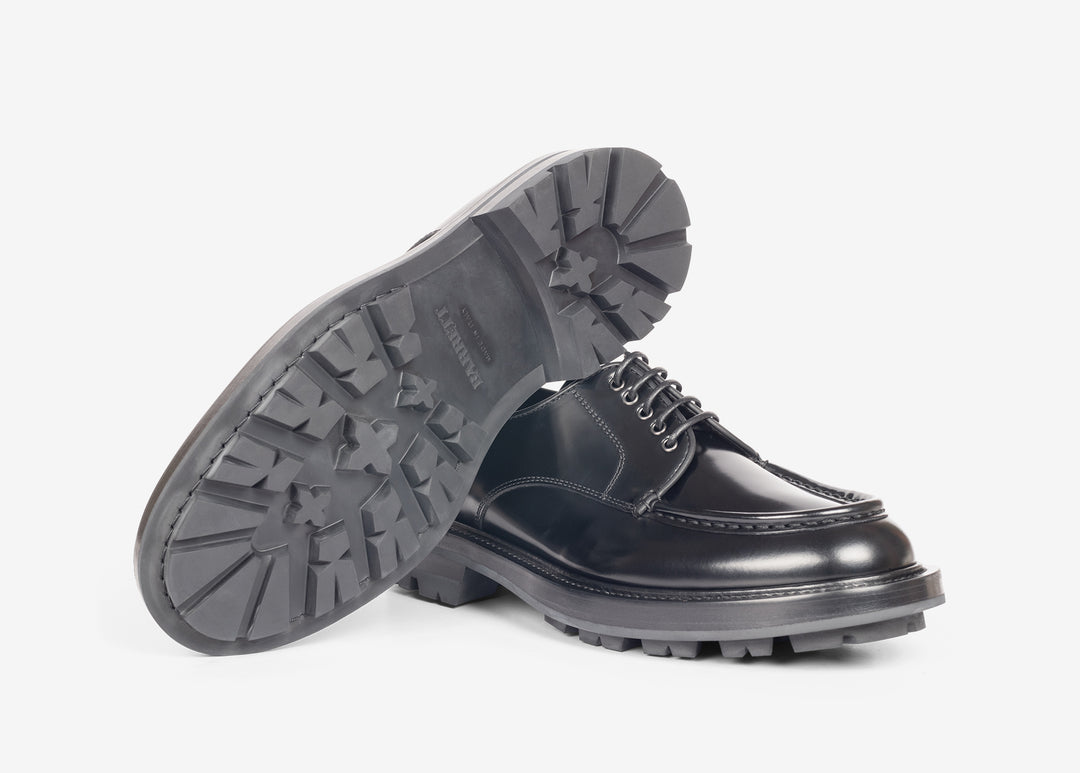 Derby nero con cuciture sulla vaschetta