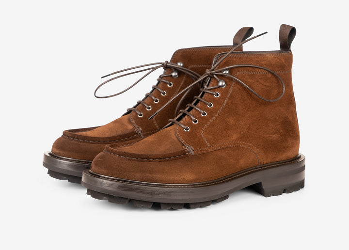 Stivaletto stringato in suede marrone bruciato