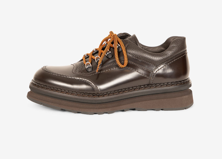 Walking shoe in calfskin