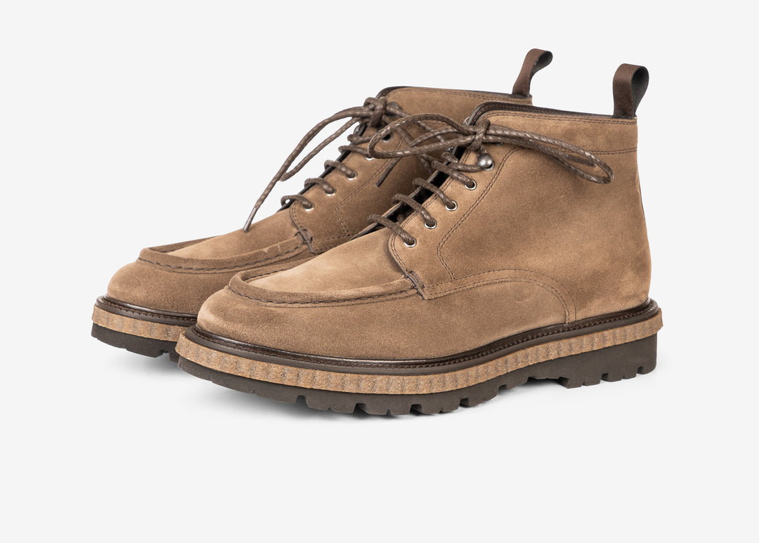 Stivaletto in suede beige
