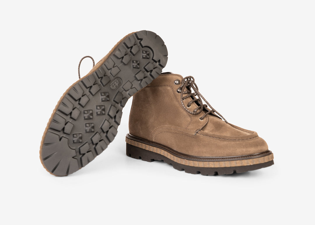 Stivaletto in suede beige