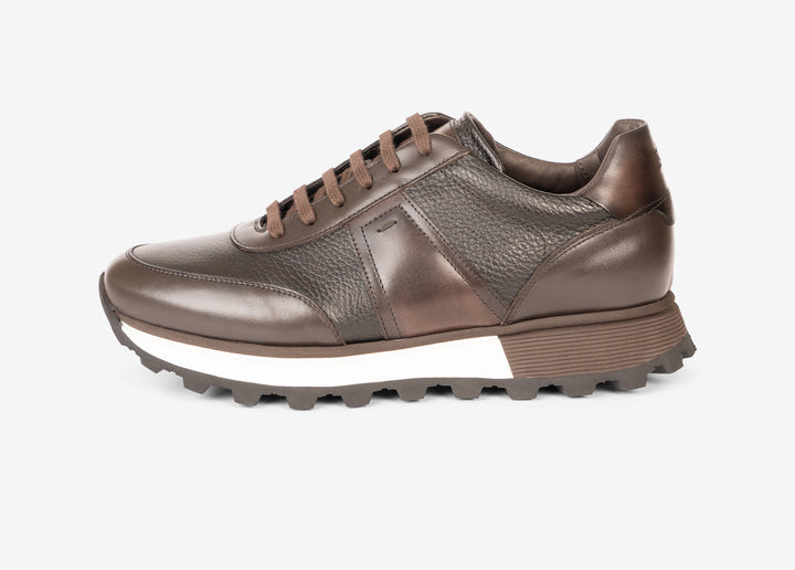 Running sneaker in dark brown