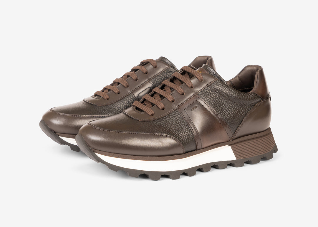 Running sneaker in dark brown