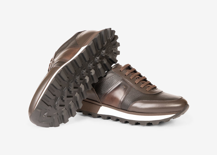 Running sneaker in dark brown