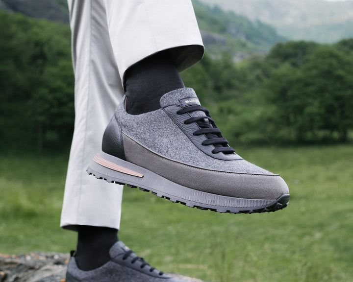 Running sneakers in grey suede
