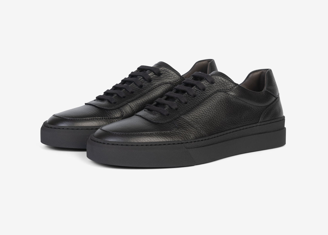 Black sneaker in thumbled leather