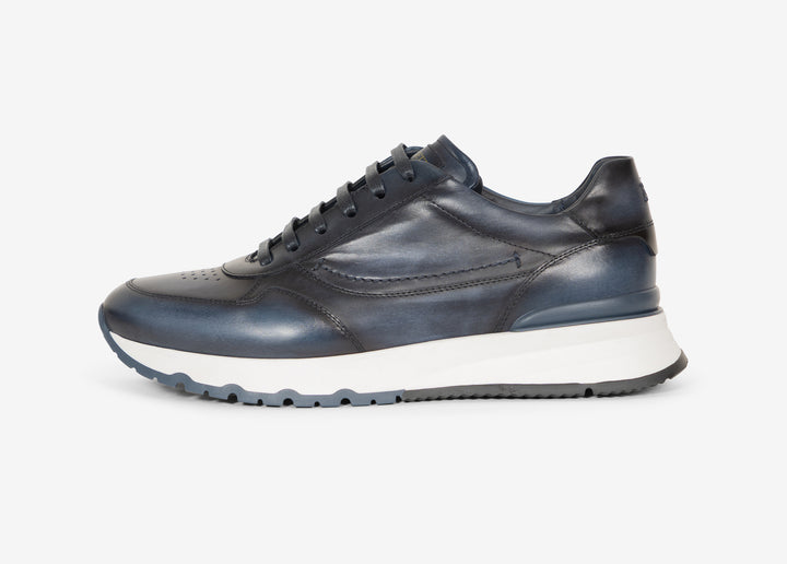 Running sneaker in antiqued leather blue
