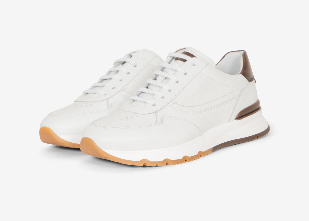 Running sneaker in white hammered leather