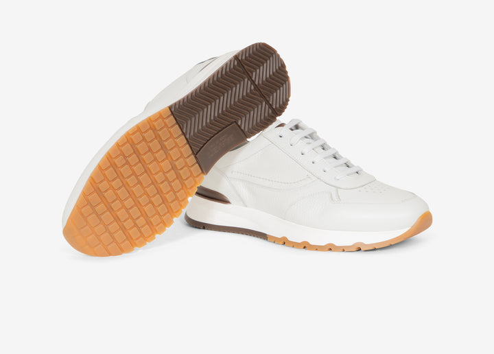 Running sneaker in white hammered leather