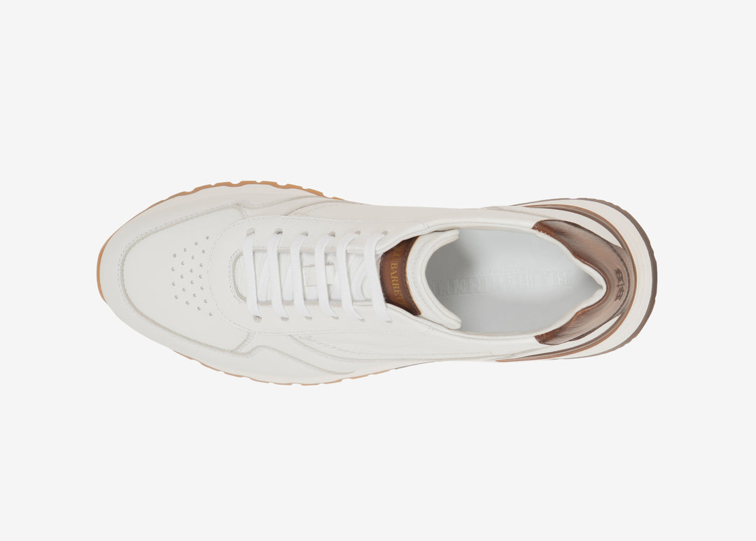 Running sneaker in white hammered leather