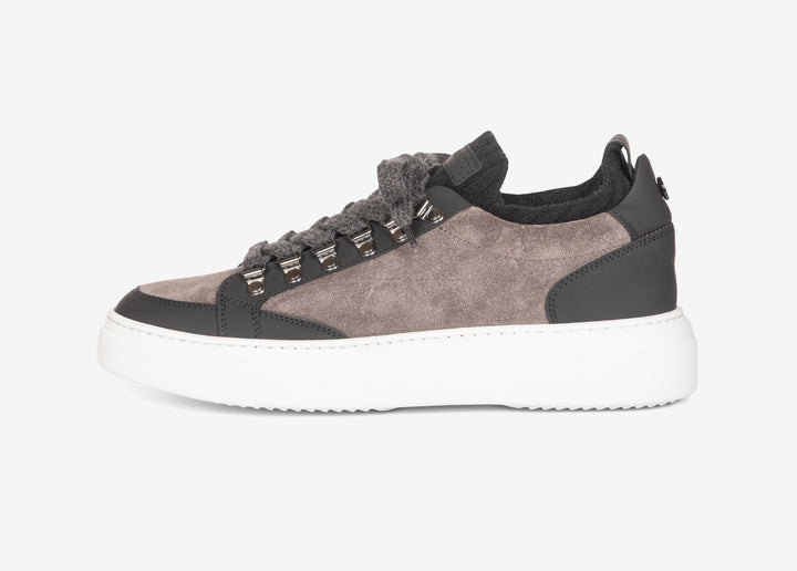 Sneaker grigia con calza elastica