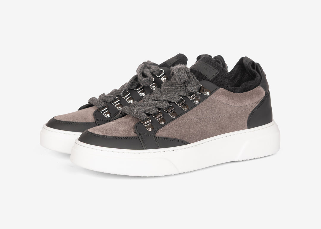 Sneaker grigia con calza elastica
