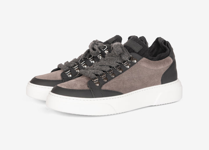 Sneaker grigia con calza elastica