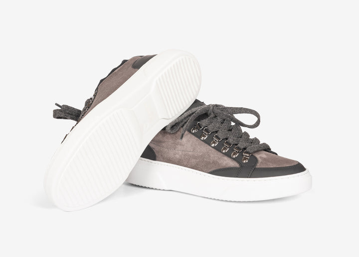 Sneaker grigia con calza elastica