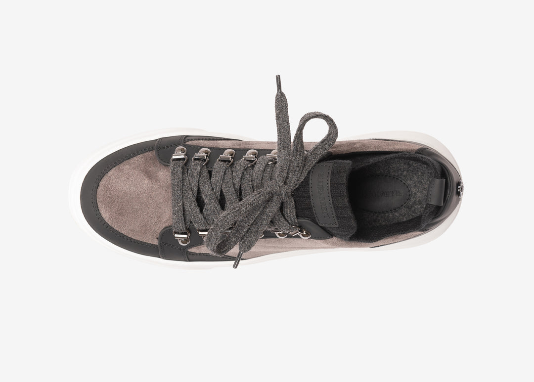 Sneaker grigia con calza elastica
