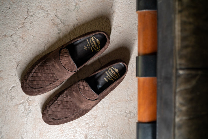 Dark brown woven loafer in suede with band
