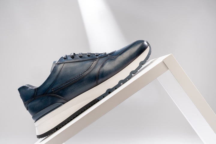Running sneaker in antiqued leather blue
