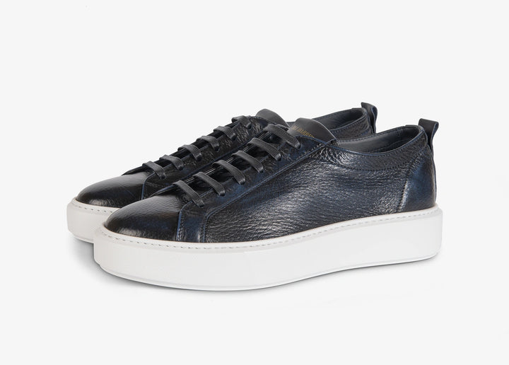 Sneaker en cuir de cerf bleu